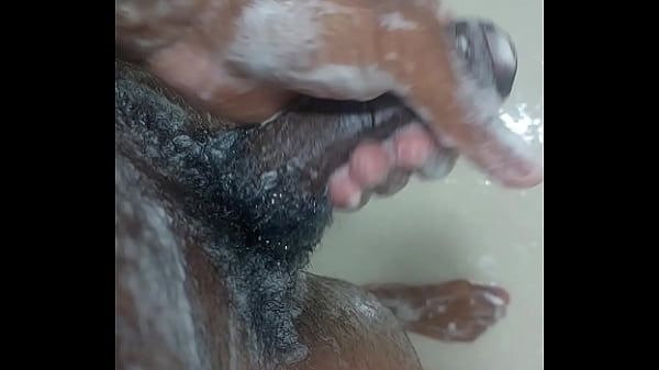 Tomando banho enquanto se masturbo