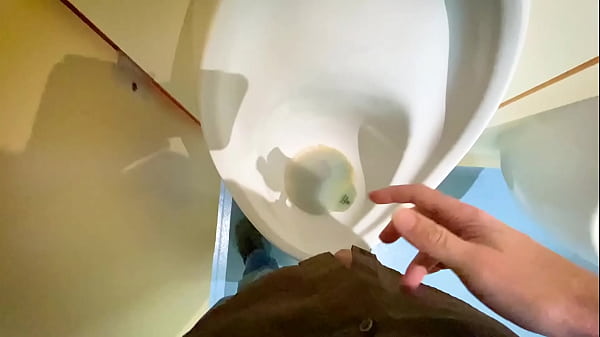 jjreilly79 has a nice quick wee in a public urinal