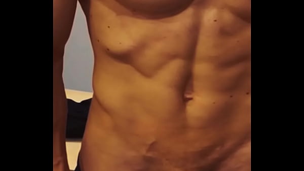 Me siento en la verga de mi Gymbro en los vestidores del gym