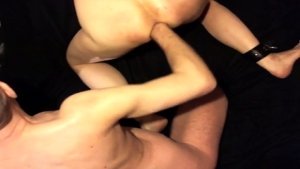 Bareback Fisting Amateur Takes It Up the Ass