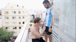 FETICHE PIES ESCUPITAJO Y MECOS EN EL PIE