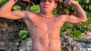 Latino muscle beach boy Ciao Alves is showering abs