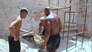 Trabalhando na obra com um amigo e o encarregado tava todo cheio de graça. Safado pra pagar nossa diária exigiu que a gente fudesse ele.