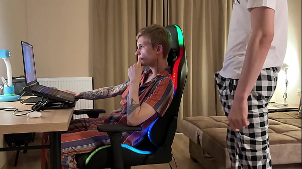 Distracted the Guy From the Game, Gave the Twink a Rimming and Fucked Her Hard with a Big Dick and Came