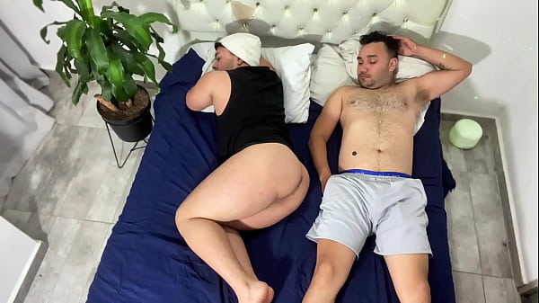 My stepfather wakes me up by putting his big cock in my ass when he wakes up – hard sex in the morning