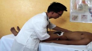 Short asian doctor inspects thai twunk