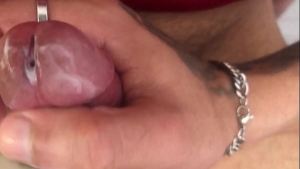 Una mano amiga entre amigos heterosexuales. Ayudando a soltar toda la leche